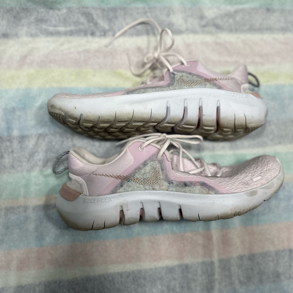 Used Women’s Nike Flex athletic shoe